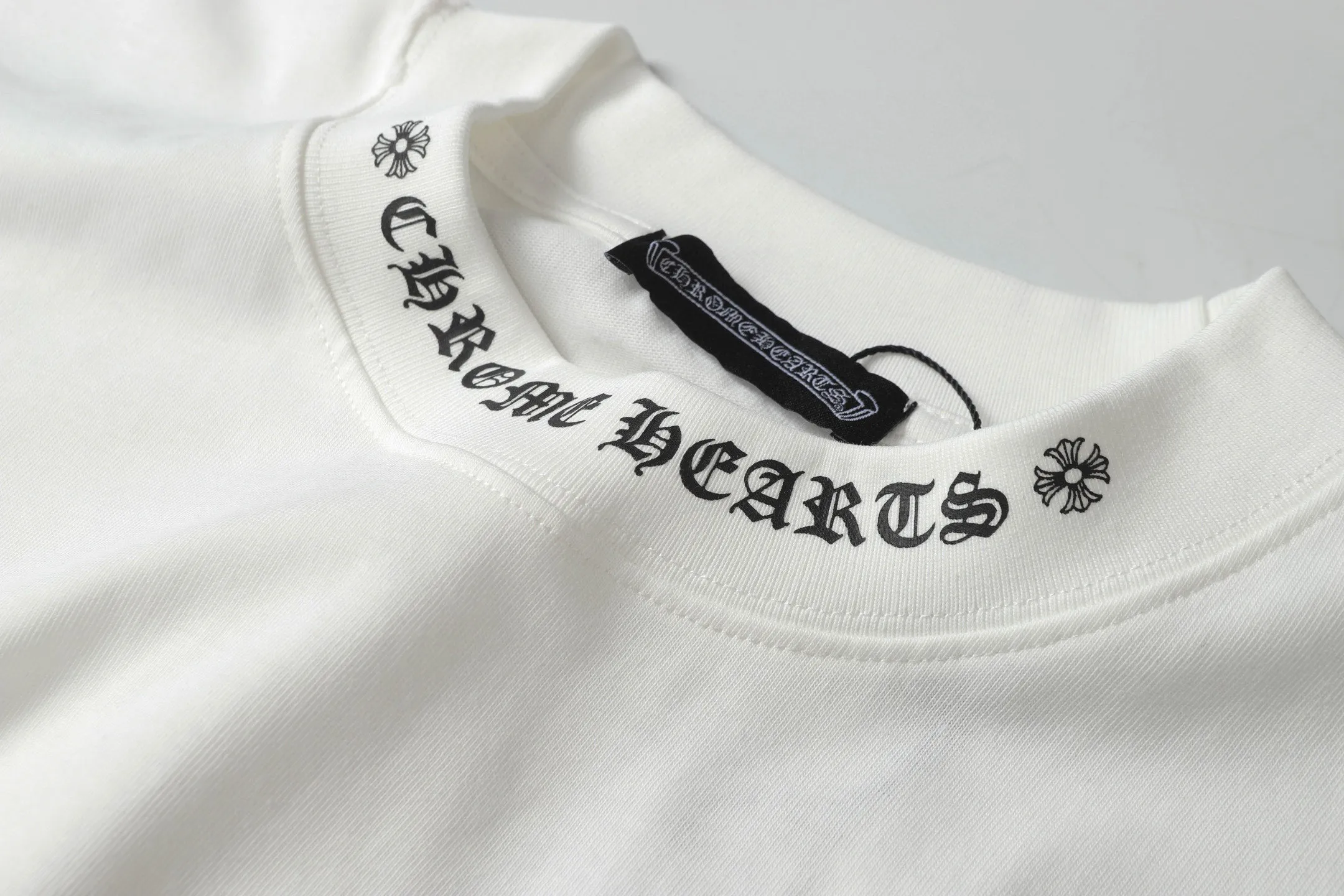 🅿️170 Chrome hearte/Chrome heart ch 25ss early spring new Sanskrit logo pocket short sleeves. A must-have item for daily commuting for men and women in light luxury. The correct version is welcome to compare. Detailed features ·280g 100% cotton double yarn jersey fabric ·Custom-dyed in the same cylinder, special thickened 32 counts double-strand 1x1 thread ·Double-needle cross-stitch technology ·Original main mark washed hangtag COLOUR: black white SIZE：xs s m l